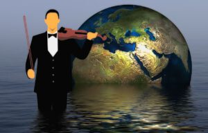 Ein Geigenspieler im Meer stehen, das Wasser bis zu seinem Schenkel. Hinter him der Globus, in goldenen Farben und im Wasser halb versunken.